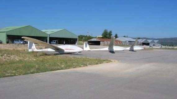 Hangar moderne avec planeur