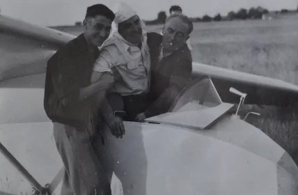 Pilotes autour d'un planeur, années 1950