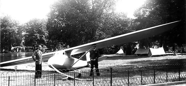 Planeur et pilotes sur le terrain de l'aéro-club